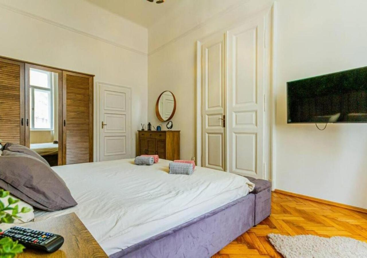 Luxury Apartment By The Famous Vaci Street Budapest Exteriör bild